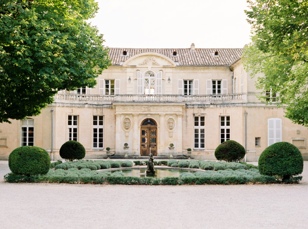 Hosting a wedding at Château Martinay is truly a marvelous affair.